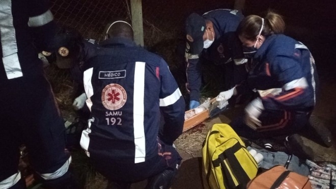 Motociclista bate em alambrado e garupa morre ao bater cabeça na pilastra em Três Lagoas