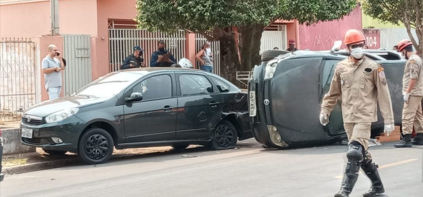 Em Três Lagoas mulher bate em carro estacionado e capota nesta segunda-feira