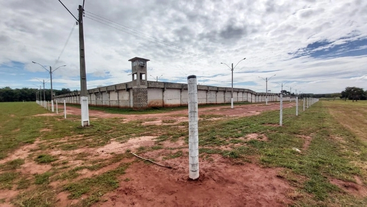 Para inibir arremessos de ilícitos, cerca perimetral é instalada na Penitenciária de Três Lagoas