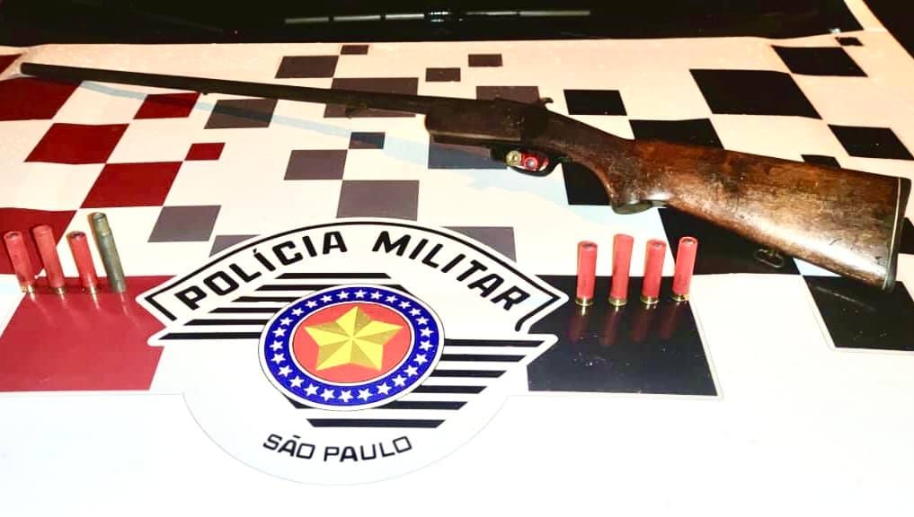 Após denúncia, Tático Comando de Andradina apreende espingarda com morador do bairro Castanheira