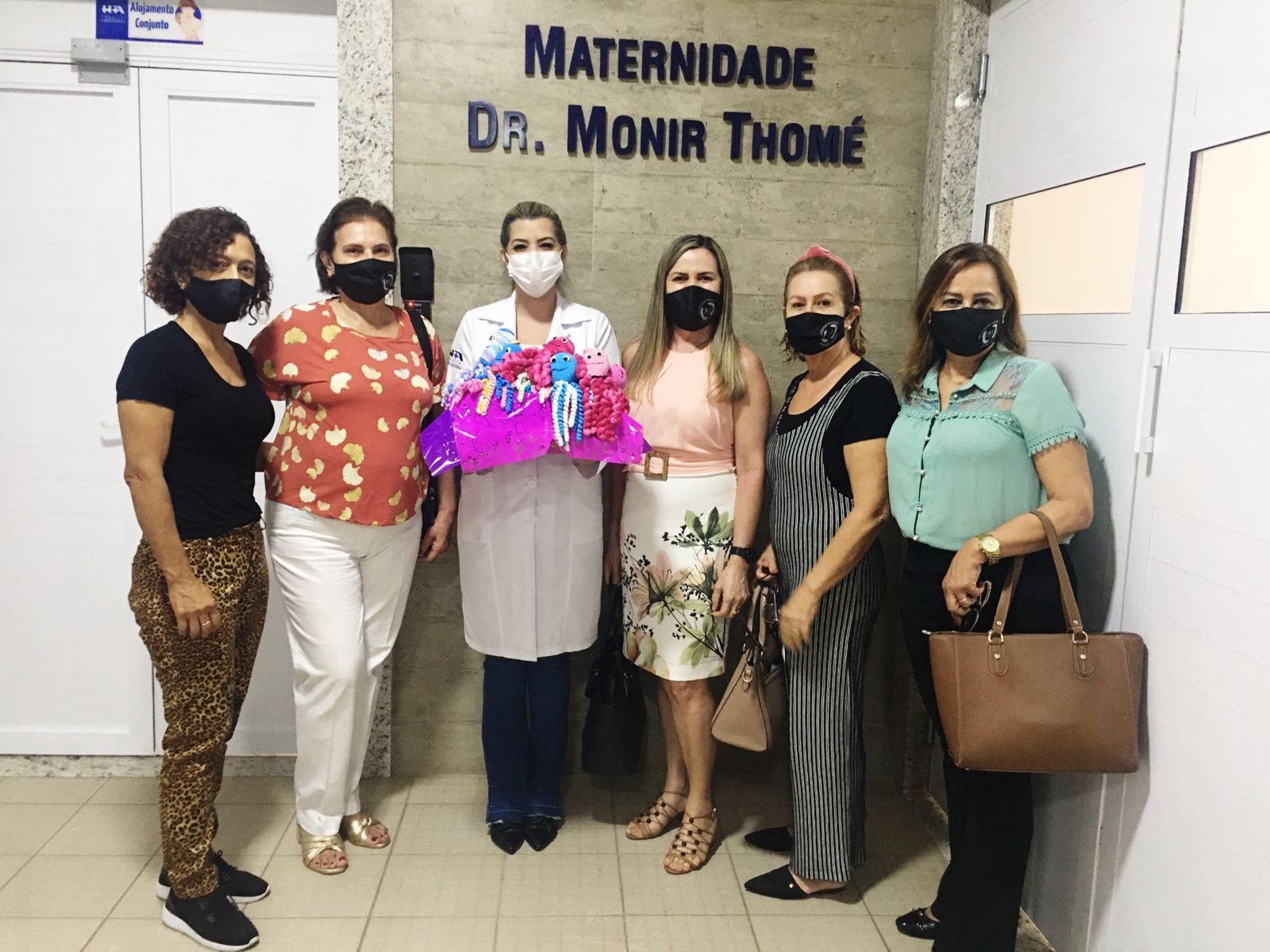 Em Três Lagoas Fraternidade Feminina Regente Feijó IV doa polvo de crochê para a maternidade do HNSA