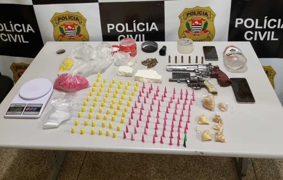 Polícia Civil de Lavínia prendeu casal com material pornográfico de criança, drogas, armas e munições