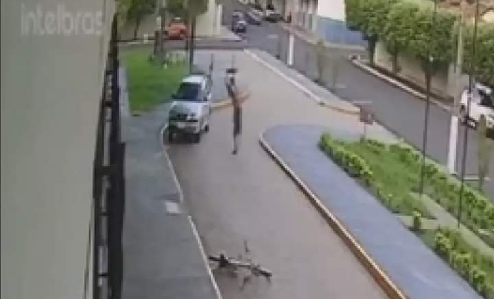 "PEDRA SOBRE PEDRA"; HOMEM É PRESO POR DANOS AO PATRIMÔNIO PÚBLICO EM MIRANDÓPOLIS APÓS JOGAR PEDRA EM CARRO DA PREFEITURA