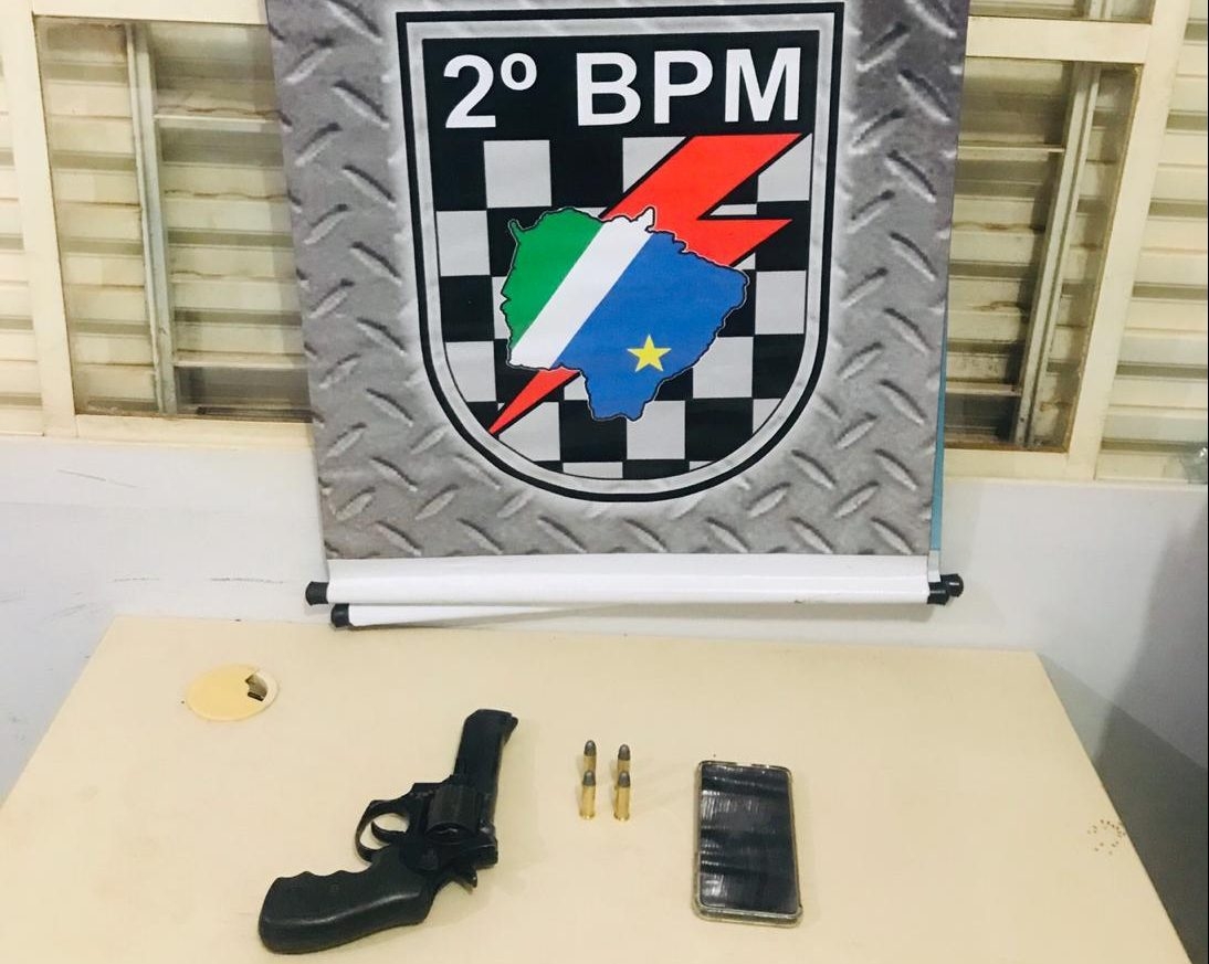Polícia Militar apreendeu 01 Arma de Fogo com ocupantes de uma camionete Hilux em Três Lagoas