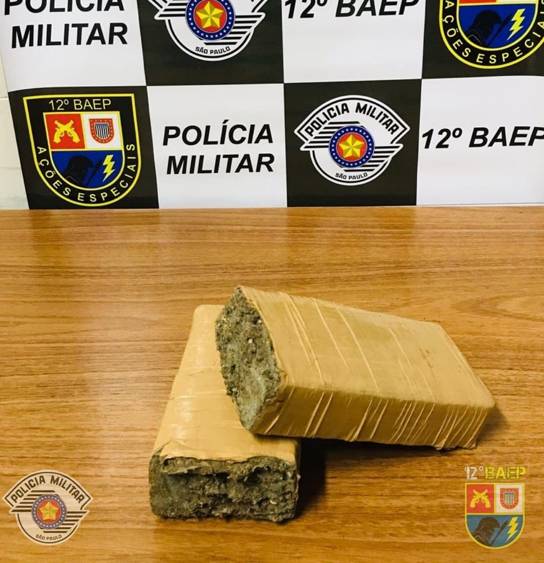 BAEP de Araçatuba não para abordagem e busca veicular localiza 02 tijolos de maconha, alvo de combate ao crime bairro Pinheiros