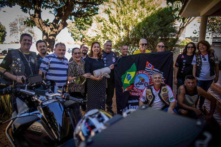 PREFEITA DE CASTILHO E ALUNOS PARTICIPAM DE SOLTURA DE ALEVINOS NO RIO PARANÁ