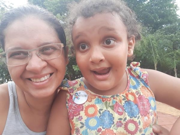 Moradora de Três Lagoas precisa de ajuda para manter tratamento da filha autista