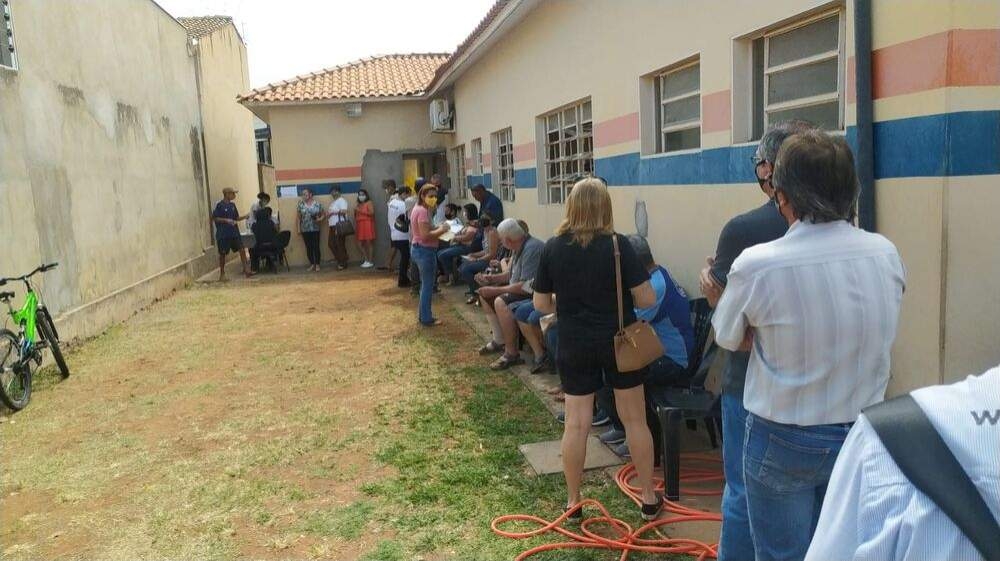 Mesmo com 4 pontos, andradinenses enfrentam filas para vacinação Covid