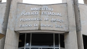 Água Clara joga esgoto numa vala ao lado do lixão, também irregular