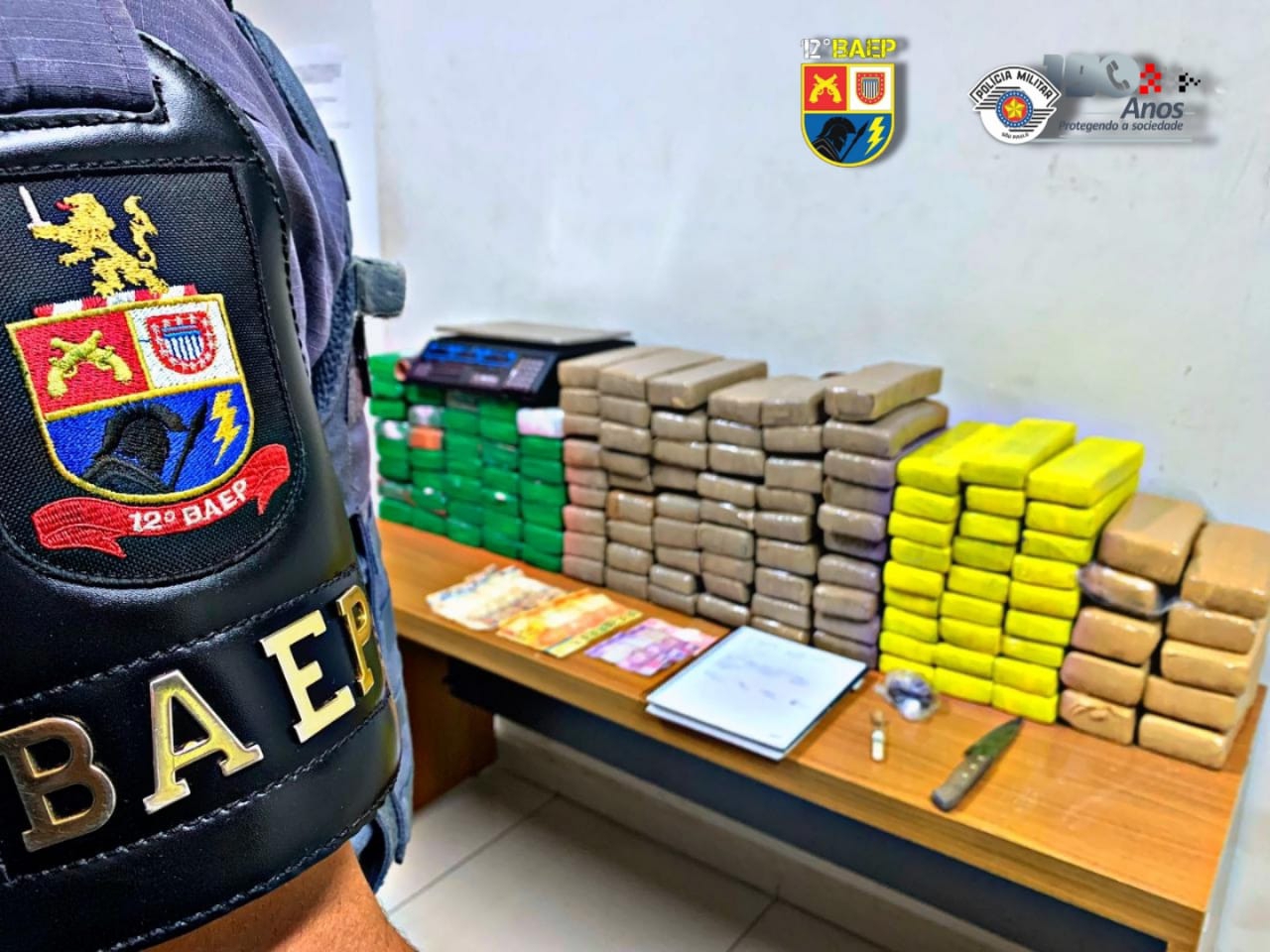 Baep de Araçatuba apreende 130 tijolos de maconha no Jardim das Oliveiras; dois homens e uma mulher foram presos