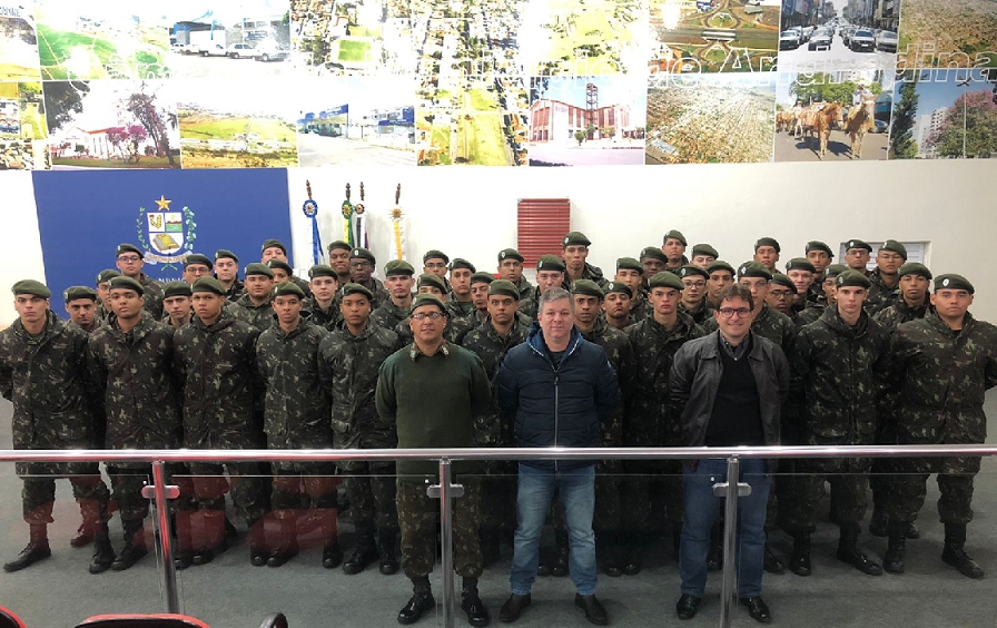 Presidente Guto Marão recepciona atiradores do Tiro de Guerra na Câmara de Andradina