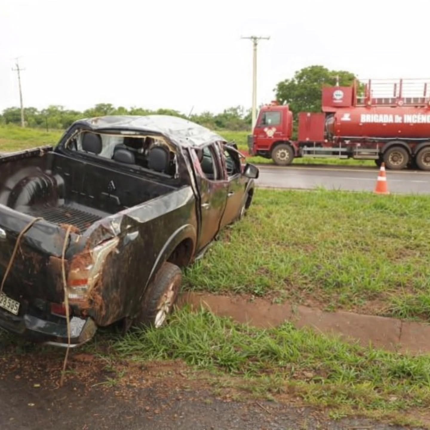 Motorista perde o controle de caminhonete com mais três pessoas da família e capota na Rodovia Marechal Rondon (SP-300) em Castilho (SP)