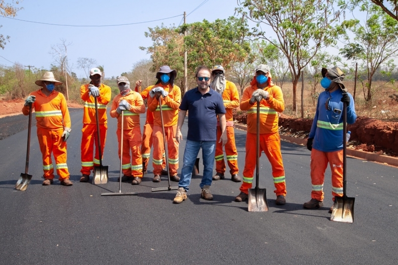 Prefeito de Andradina acompanha asfaltamento de vicinal da Lagoinha
