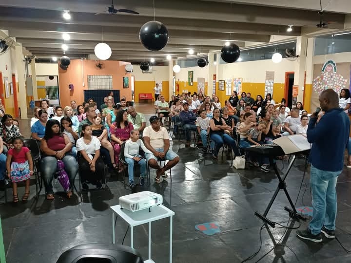 Palestra "Comunicação e Afeto - Conectando com a Criança Autista" realizada na Escola Ondina em Andradina