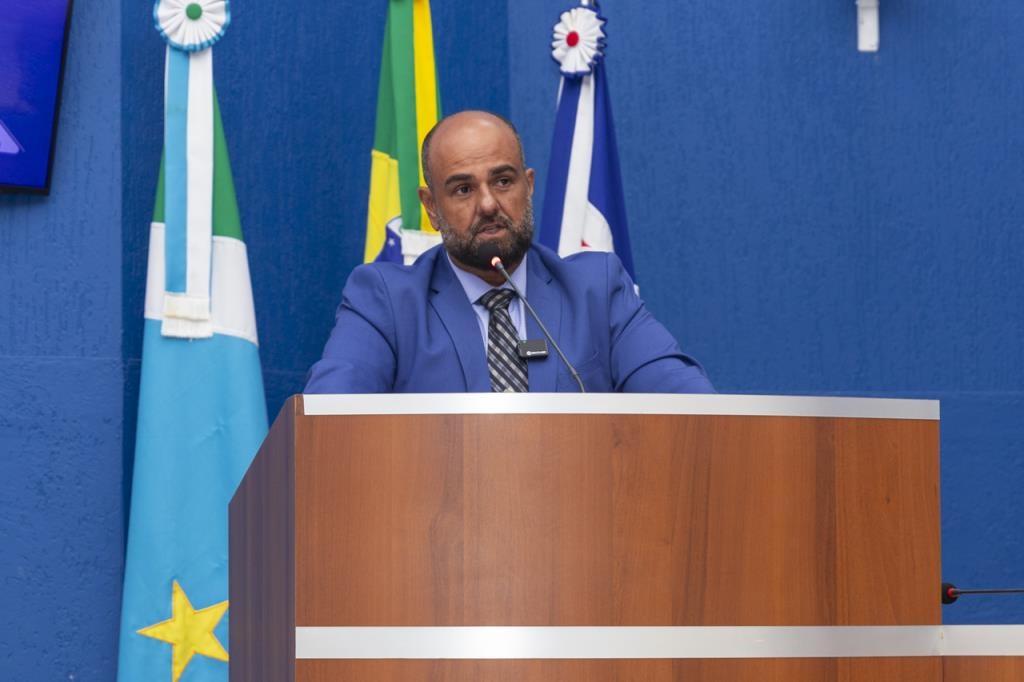 Em Três Lagoas vereador Fernando Jurado solicita cobertura de ponto de ônibus e estacionamento 45 graus