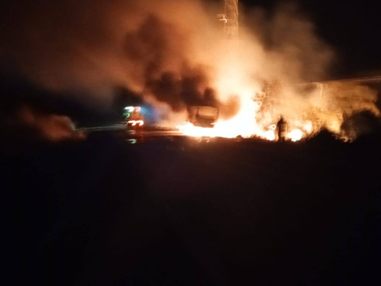 Micro-ônibus pega fogo na Rodovia Federal BR-262 em Água Clara; passageiros saem ilesos