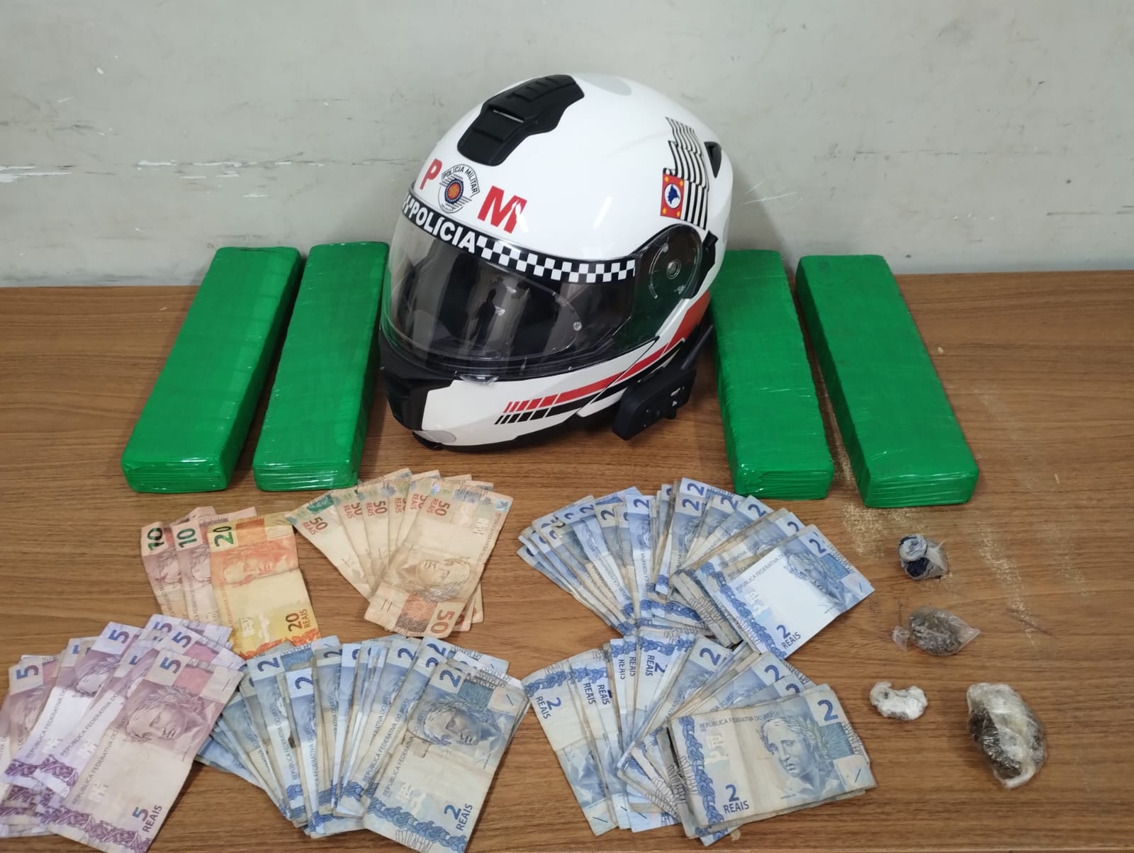 POLÍCIA MILITAR PRENDE HOMEM COM 4 “TIJOLOS DE MACONHA” EM ARAÇATUBA