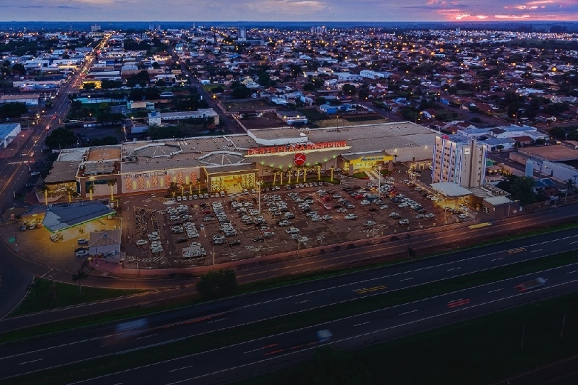 Em Andradina Oeste Plaza Shopping faz “Bota Fora” com até 70% de desconto