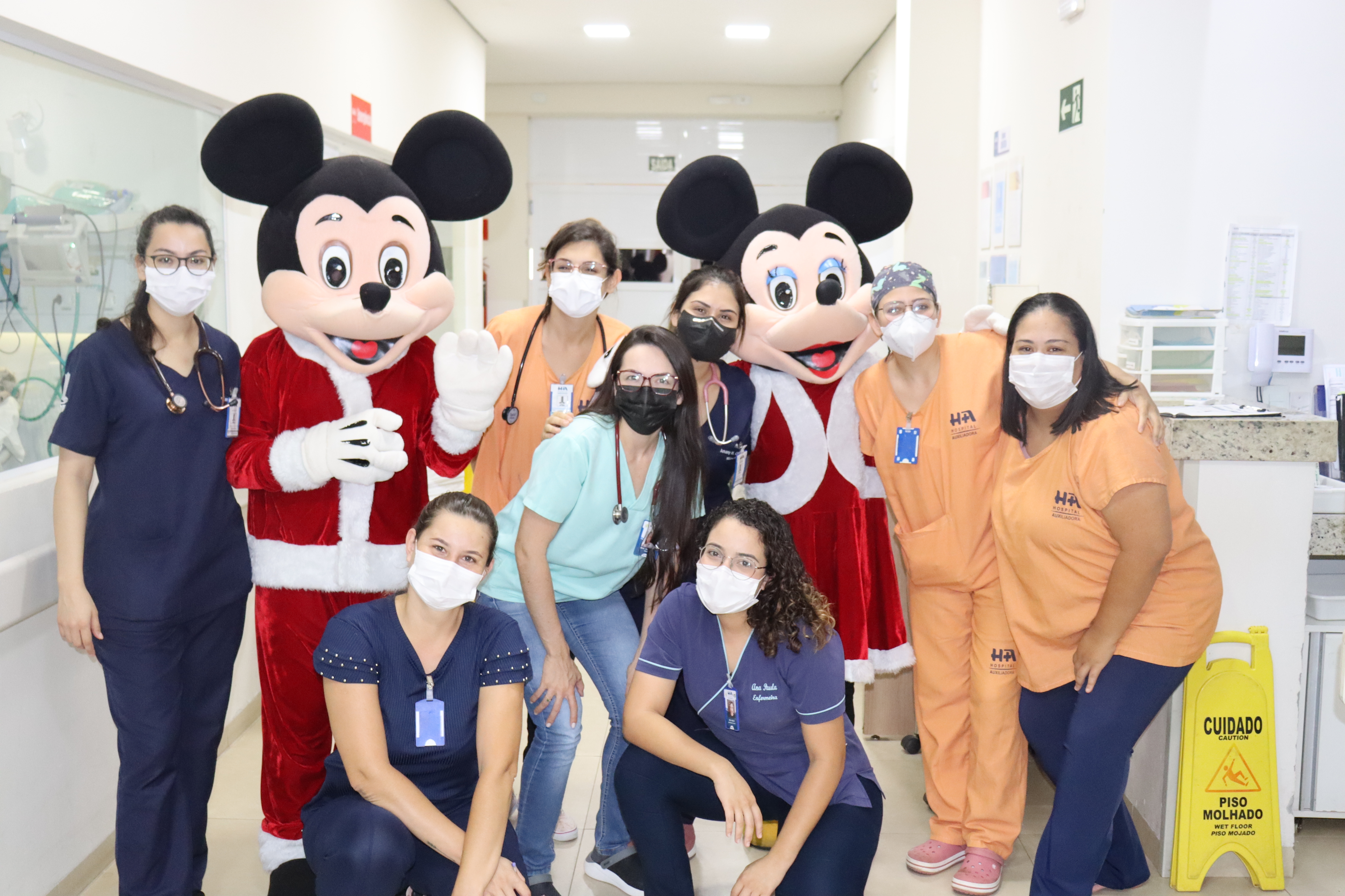 Em clima de Natal: Hospital Auxiliadora de Três Lagoas recebe visita da Minnie e Mickey