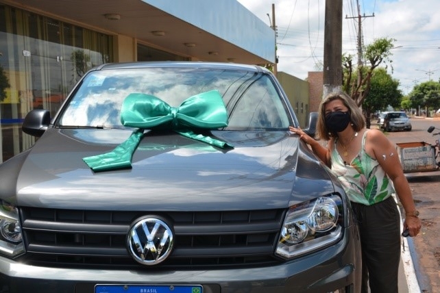 MORADORA DE ÁGUA CLARA GANHA EM UM SORTEIO UMA CAMINHONETE AMAROK 0 KM
