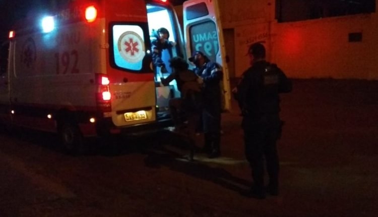Grávida é espancada por namorado com chutes no meio da rua após saída de bar em Três Lagoas