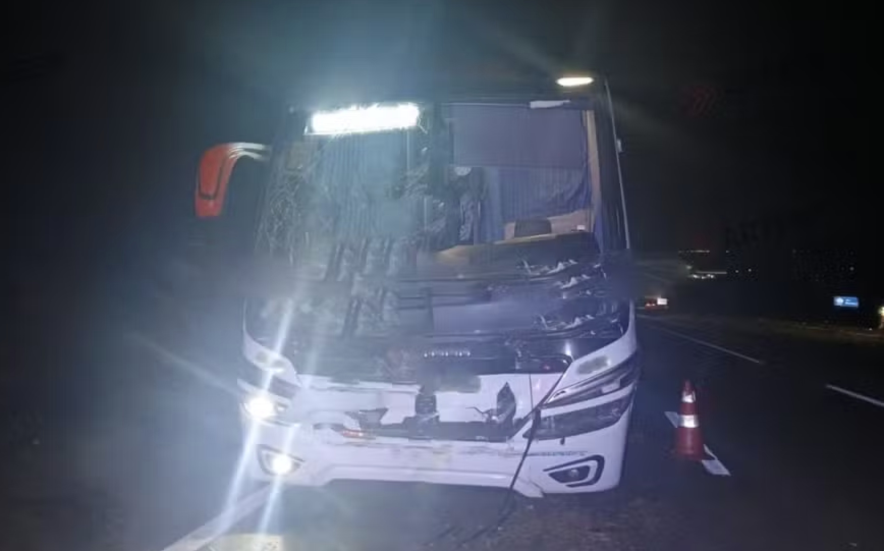 Com passageiros de Mirandópolis, ônibus bate em carreta na Rodovia Marechal Rondon SP 300