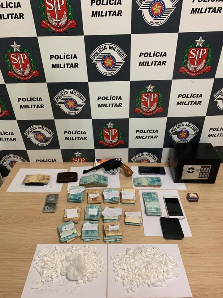 POLÍCIA MILITAR PRENDE DOIS POR TRÁFICO DE DROGAS E POSSE DE ARMA EM ILHA SOLTEIRA