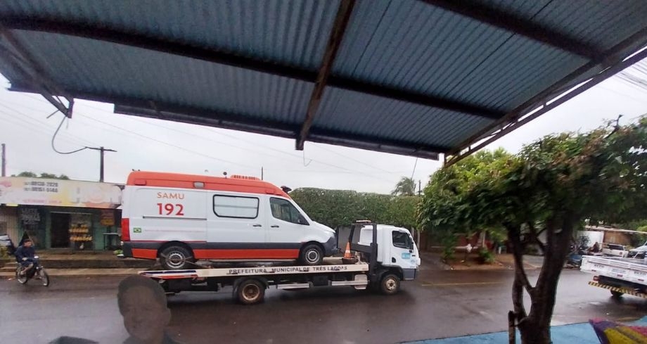 Ambulância do SAMU quebra em rua alagada de Três Lagoas e escancara abandono do poder público