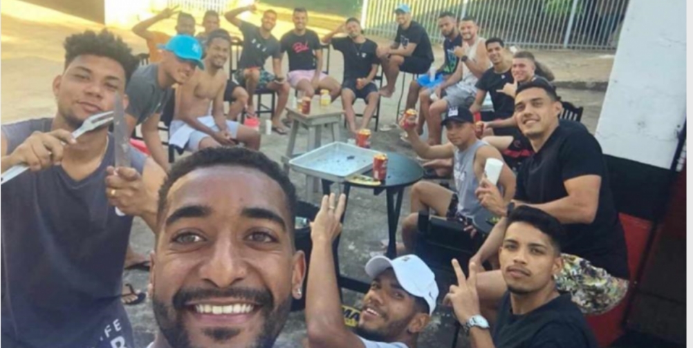Gol contra: jogadores do Bandeirante de Birigui são flagrados em churrasco com bebida alcóolica e aglomeração