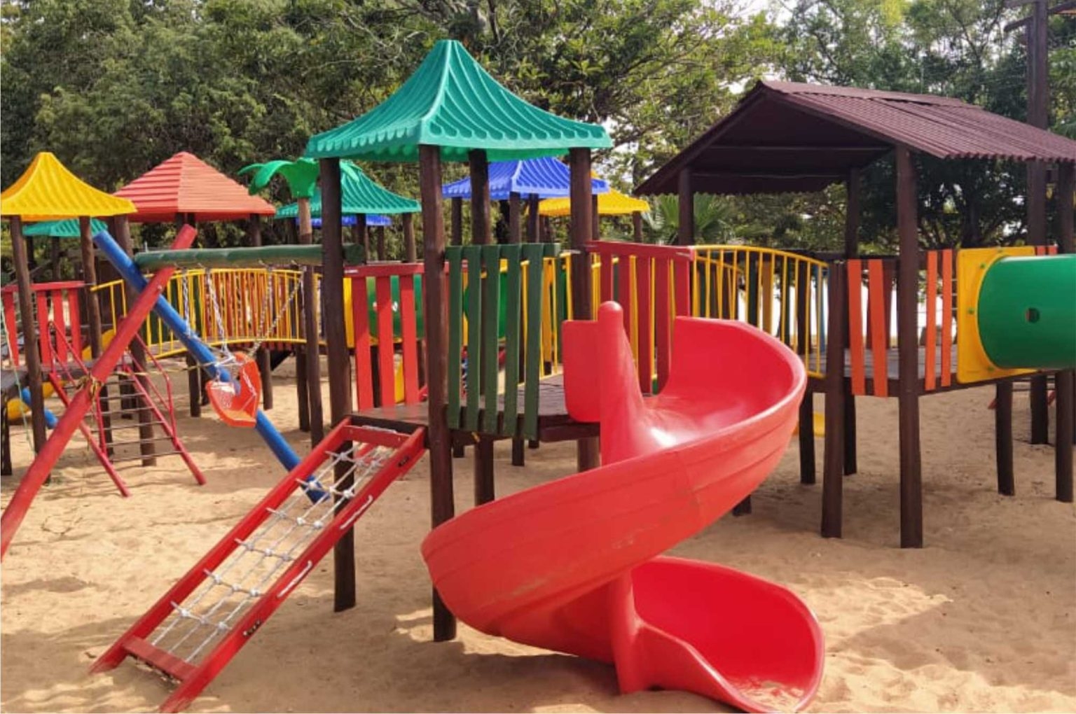 Em Ilha Solteira Praia Catarina ganha novo parque infantil