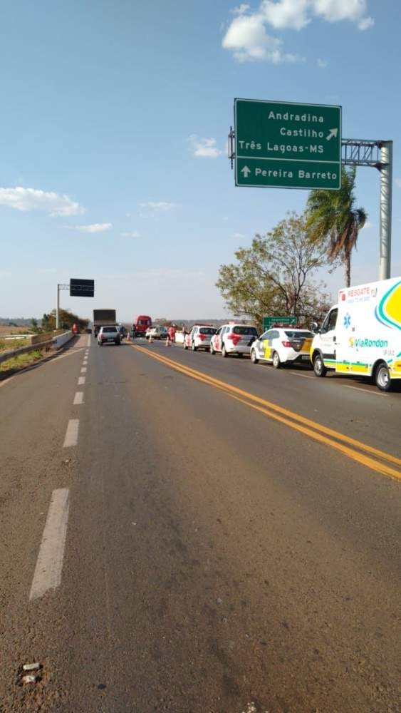 Engavetamento na General Figueiredo no entrocamento com Marechal Rondon envolve 03 veículos em Andradina