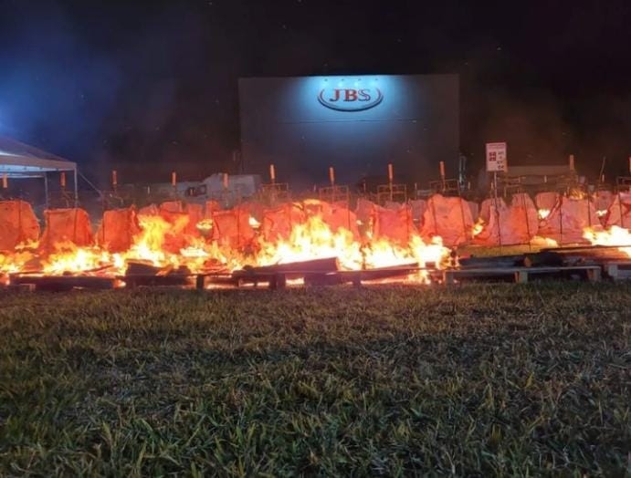 JBS DE ANDRADINA  ASSOU TONELADAS DE CARNE PARA SEUS FUNCIONÁRIOS