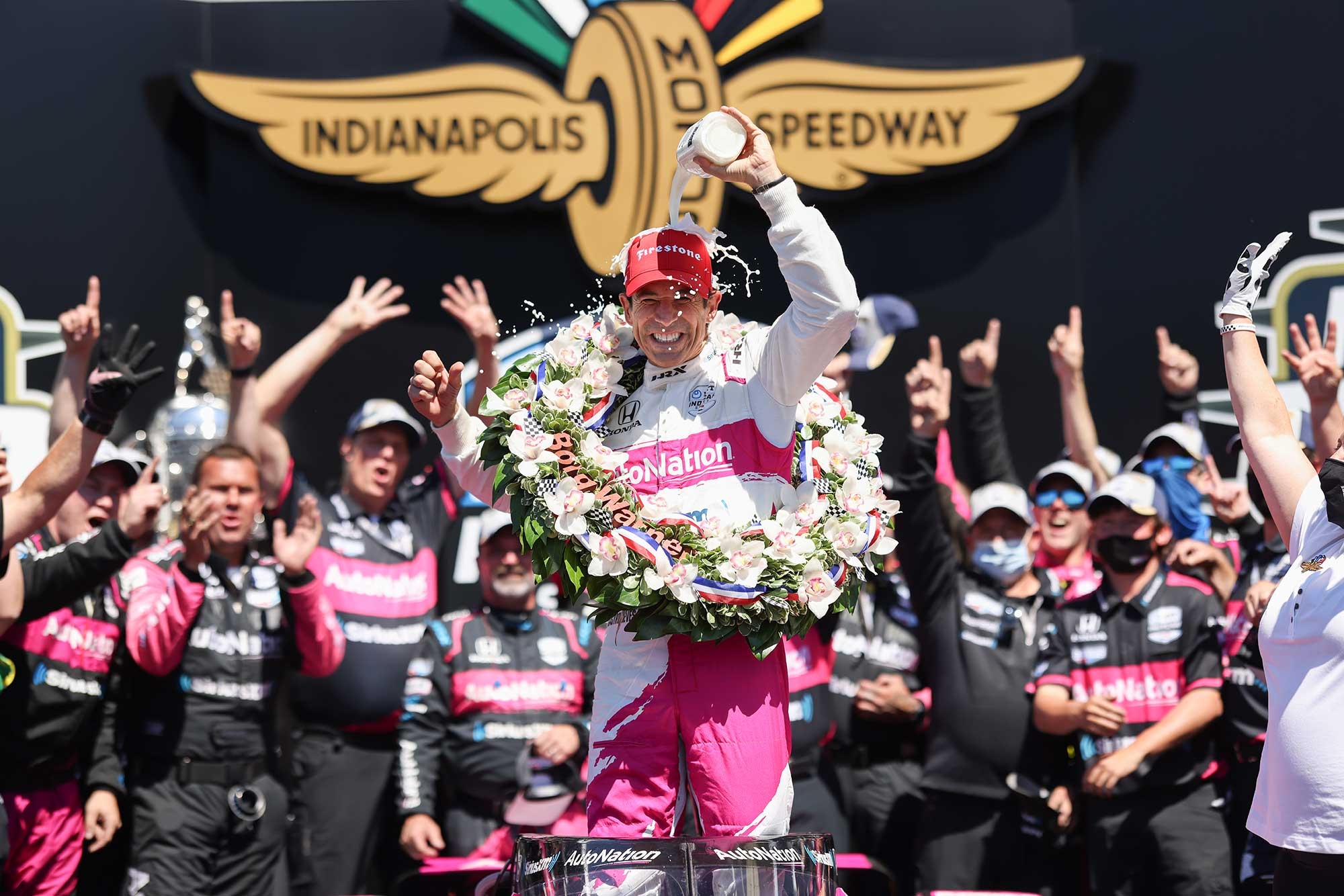 Castroneves supera Palou na penúltima volta e vence as 500 Milhas de Indianápolis