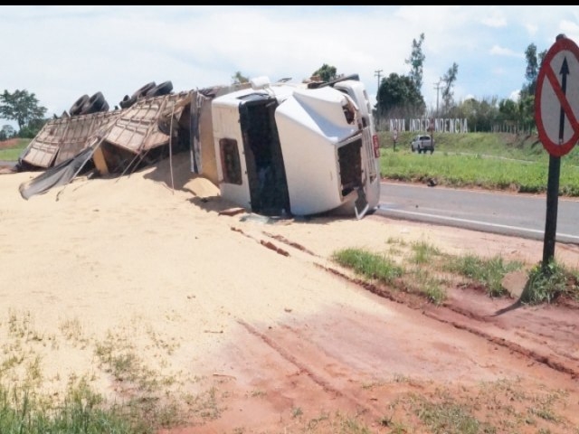 Carreta tomba na rodovia General Figueiredo no trevo de Nova Independência com 37 toneladas de farelo de soja