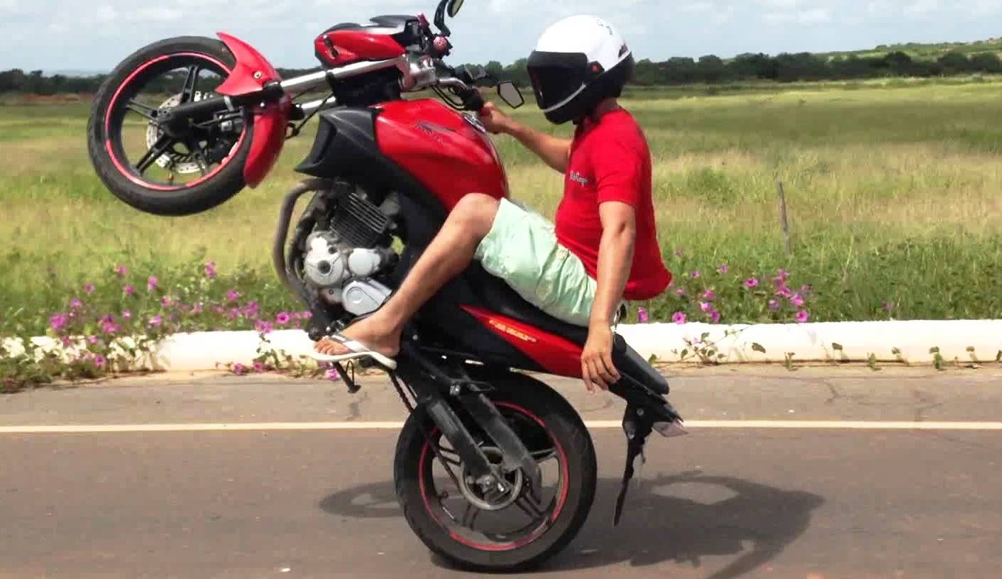 Em Três Lagoas motociclista empina moto na frente de policiais e é detido após perseguição