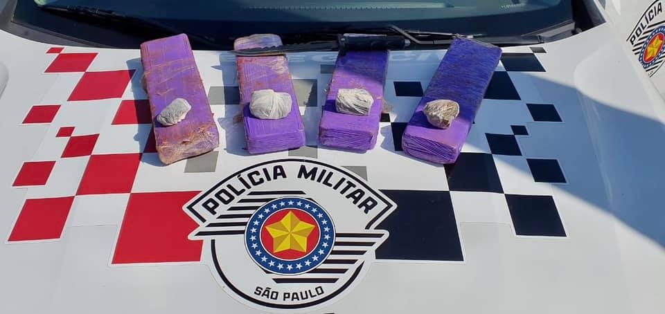 Polícia Militar de Pereira Barreto localiza 3,240 kg de maconha em terreno baldio no bairro Jardim Paraíso