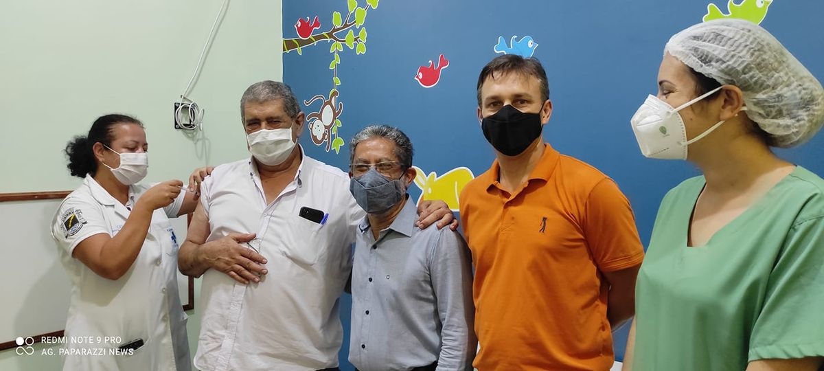 Médico Flavio Amorim é o primeiro a ser imunizado contra covid-19 no Hospital de Castilho