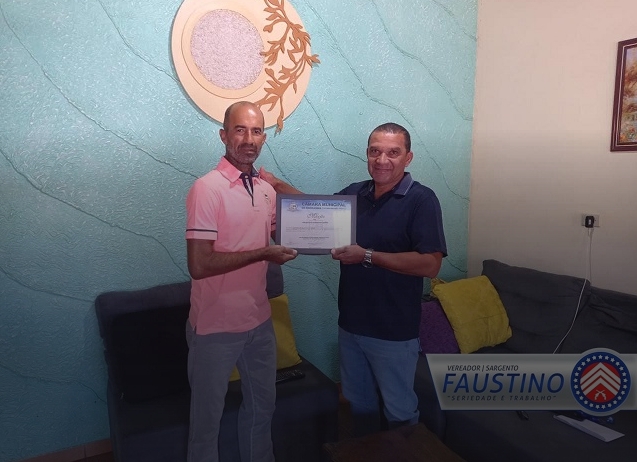 Em Andradina vereador sargento Faustino entrega Moção de Aplausos ao 3º sargento Magno
