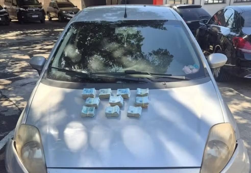 POLÍCIA MILITAR DE DRACENA APREENDE R$ 100 MIL EM DINHEIRO DENTRO DE SACOLA EM CARRO PARADO NA CONTRAMÃO