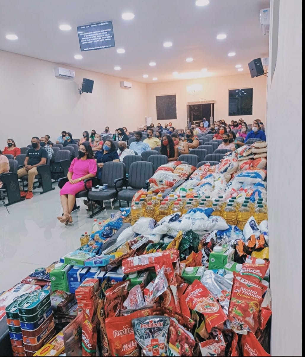 IGREJA EVANGÉLICA DE SELVÍRIA ARRECADA UMA TONELADA DE ALIMENTOS PARA POPULAÇÃO CARENTE