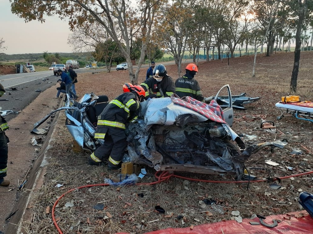 Carro fica destruído após batida com caminhão na General Figueiredo em Andradina; motorista ficou ferida