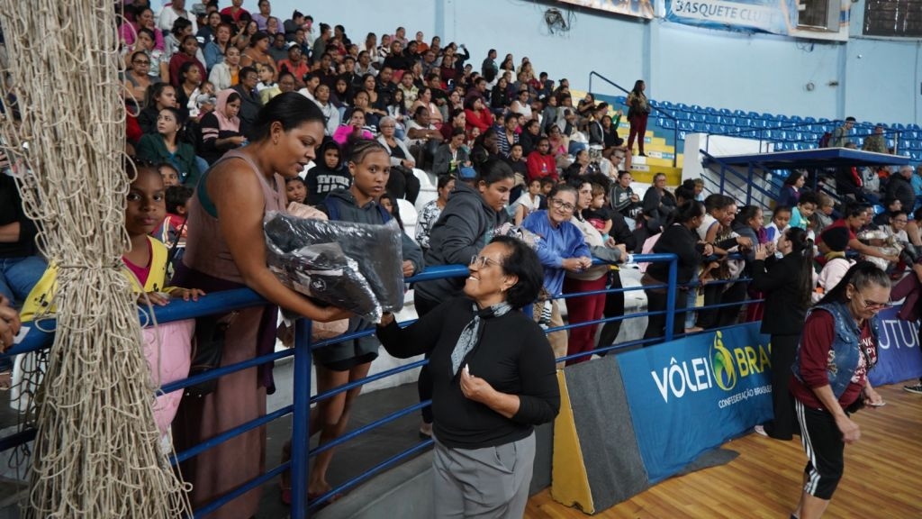 Ginásio de Esportes de Araçatuba lota durante distribuição de agasalhos feita pelo Fundo Social