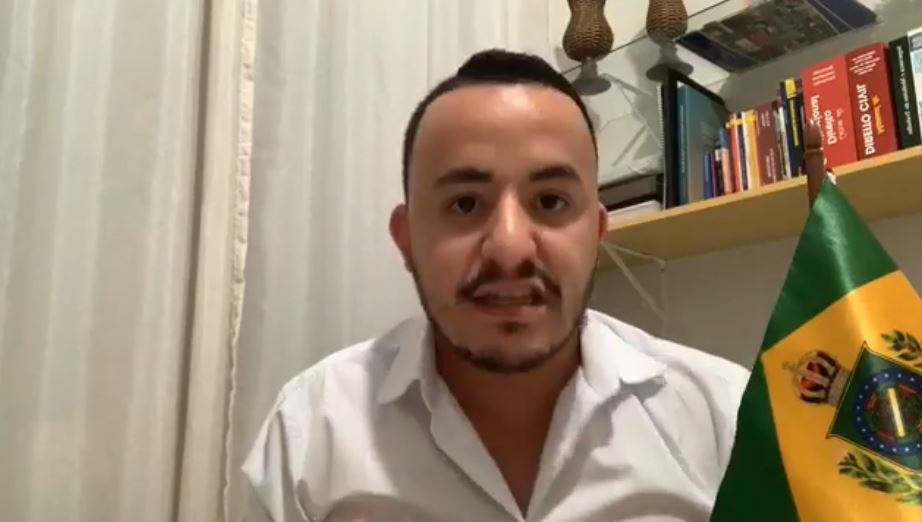 PREFEITO DE MIRANDÓPOLIS GRAVA PRONUNCIAMENTO OSTENTANDO BANDEIRA DO BRASIL IMPERIAL