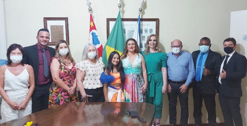 Atriz andradinense Gabi Saiury e a enfermeira Carla Back foram homenageadas na Câmara de Andradina