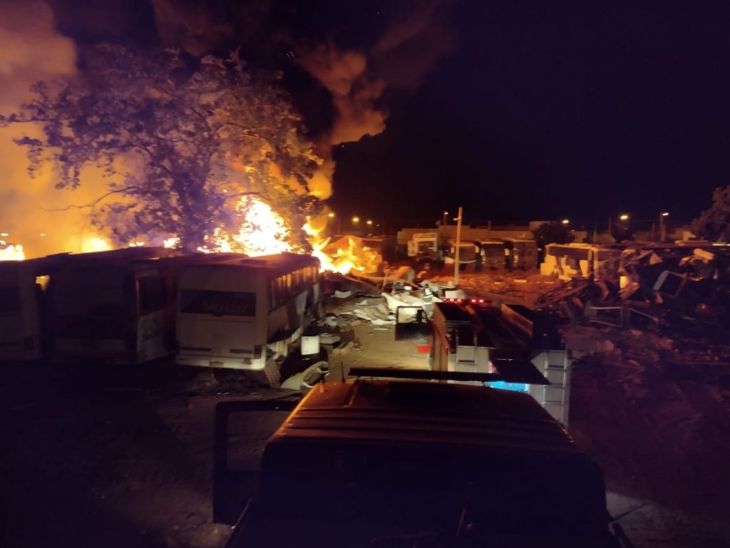 5º GBM atende Ocorrência de Incêndio em pátio de ônibus da empresa Viação São Luiz em Três Lagoas