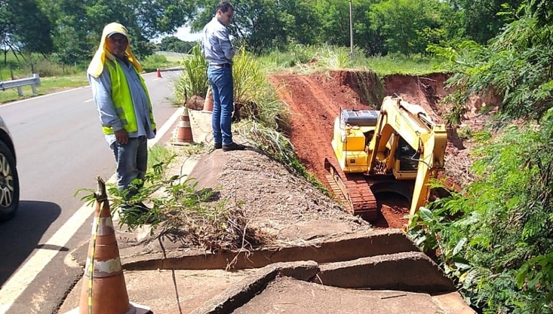 Estrada Timboré Pedreira recebe obra de recuperação em Andradina