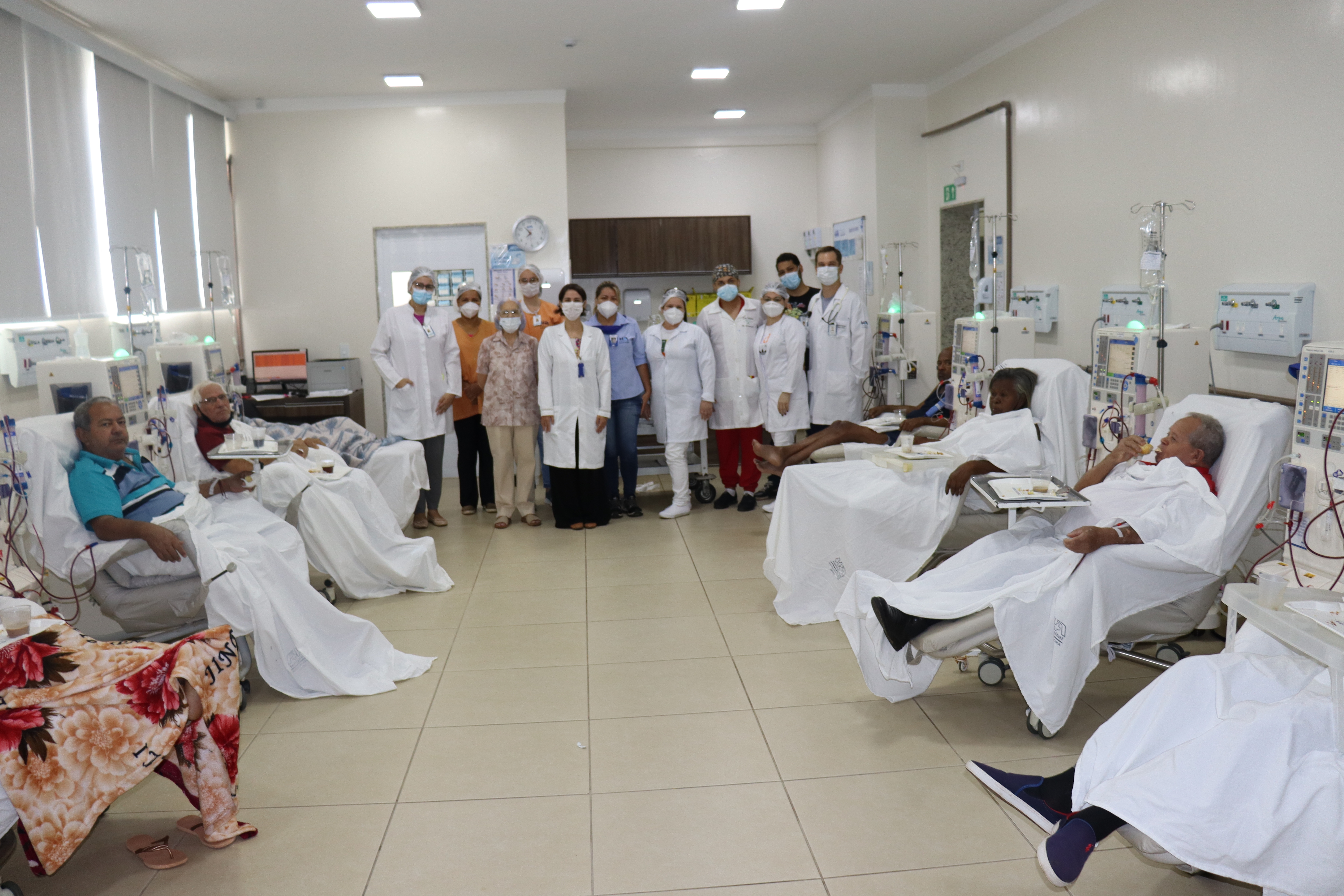 Pacientes do setor de hemodiálise recebem comemoração de fim de ano em Três Lagoas