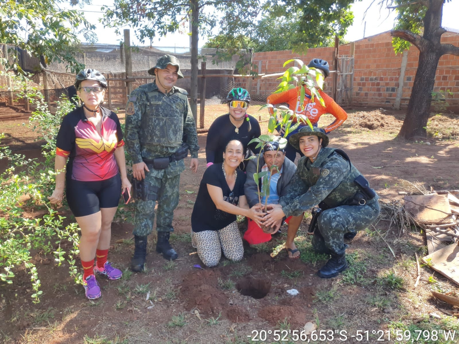 Em Andradina Polícia Ambiental planta árvores frutíferas na Camor