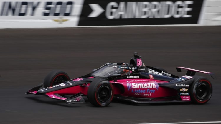 Com emoção até o fim, Helio Castroneves vence as 500 Milhas de Indianápolis