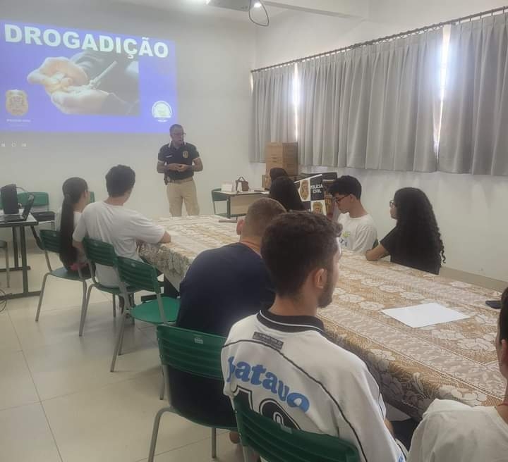 POLÍCIA CIVIL REALIZA PALESTRA SOBRE PREVENÇÃO AO USO DE DROGAS PARA ESTUDANTES DE ESCOLA ESTADUAL EM DRACENA